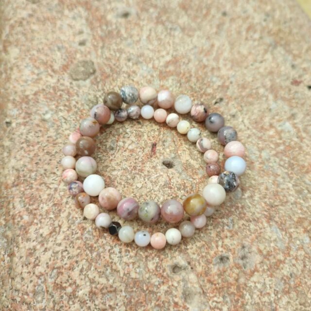 El ópalo rosa es una variedad opaca. Su belleza reside en su color pastel, que va desde el rosa pálido hasta el rosa cremoso. Este distintivo color se debe a la presencia de pequeñas cantidades de paligorskita o sepiolita dentro de su estructura.
Se considera una piedra ideal para la sanación emocional y el fomento del amor.
-
#ÓpaloRosa #PinkOpal #Minerales #Cristales #Geología #PiedrasPreciosas #SanaciónEmocional #JoyeríaNatural #DatosCuriosos #CuriosidadesMineralógicas #ColecciónDeCristales #EnergíaPositiva #Autocuidado #MineralesDelMundo #NaturalezaViva