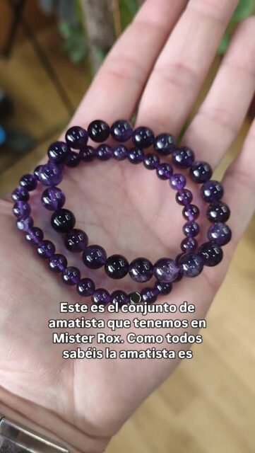 🔮 El poder y el misterio de la Amatista, un pedazo de la historia de la Tierra. 🌍✨
🧪  Se crea en el interior de geodas volcánicas, con el tiempo, el hierro y el aluminio se combinan para dar vida a esos cristales violetas tan bonitos.

💜 Un pequeño secreto de expertos: cuanto más oscuro e intenso es su color púrpura, mayor es su calidad. Las amatistas de tonos profundos son las más valoradas porque conservan una pureza y saturación excepcionales. 
🫴 ¡Una joya oscura es señal de una pieza extraordinaria!
✨ La amatista es la piedra de la paz mental: Ayuda a calmar los pensamientos acelerados y ayuda a conciliar el sueño. 
Llevar nuestro conjunto de amatista es llevar contigo un recordatorio constante de calma y serenidad en el caos diario. 🧘‍♀️💜
#Amatista #PiedrasNaturales #EnergiaPositiva #CristalesCurativos #JoyasConSignificado Espiritualidad AmatistaNatural Gemoterapia HechoConAmor Minerales Bienestar