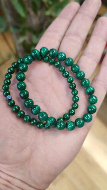 ¿Sabías que la mayoría de las "malaquitas" que vemos son falsas?😱👇
La Malaquita es un mineral del grupo de los carbonatos, compuesto principalmente por cobre. Desde la antigüedad, se ha utilizado como amuleto de protección y para limpiar las energías del corazón. Sin embargo, su proceso de formación crea patrones únicos que las máquinas no pueden replicar a la perfección.
Recuerda:
✅ Natural: Tonos verdes variados, patrones asimétricos, pesada y fría.
❌ Sintética: Patrones repetitivos, presencia de color negro o blanco puro, ligera y tibia.
¿Tienes alguna en casa? Pásale la prueba hoy mismo. ✨
#malaquita #cristalesnaturales #gemologia #piedraspreciosas #espiritualidad cuarzos tipsdebelleza holistico malachite cristalesautenticos