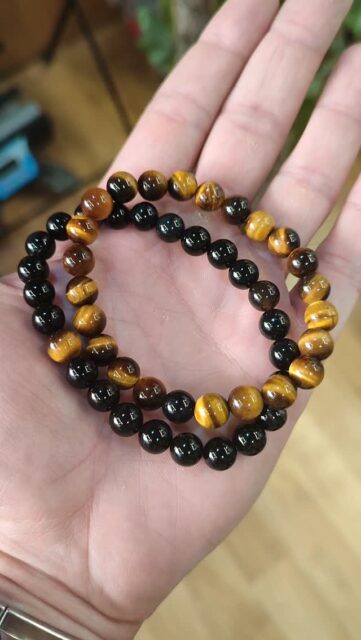 ¿ES REAL TU ÓNIX? 🧐🖤
No te arriesgues a comprar imitaciones de vidrio, plástico o resina. El Ónix negro es una piedra de protección poderosa, pero para disfrutar de su energía, ¡debe ser natural! ✨
Aquí te enseño cómo identificarlo en segundos:
1️⃣ Temperatura: El ónix auténtico siempre está frío al tacto. Si al tocarlo se siente a temperatura ambiente o se calienta rápido, es probable que sea plástico.
2️⃣ El peso: Las piedras naturales tienen una densidad mayor. Si tu joya se siente demasiado ligera, duda de su calidad.
3️⃣ Resistencia: El ónix es una piedra dura. Las imitaciones de resina se rayan con facilidad, el vidrio tambien, mientras que el ónix mantiene su pulido perfecto.
En nuestro nuevo conjunto combinamos la fuerza del Ojo de Tigre con la elegancia del Ónix 100% natural. Calidad y protección real en una sola pieza. 🐅✨
¿Tienes alguna duda con tus piedras? ¡Déjamela en los comentarios y te ayudaremos! 👇
#Onyx #OjoDeTigre #PiedrasNaturales #JoyeriaConProposito #OnixNegro Minerales TipsJoyeria HechoEnEspaña EnergiaProtectora