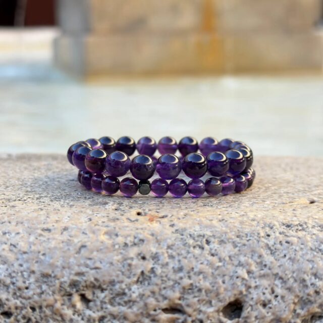 El poder y el misterio de la Amatista, un pedazo de la historia de la Tierra. 🌍✨
🧪  Se crea en el interior de geodas volcánicas, con el tiempo, el hierro y el aluminio se combinan para dar vida a esos cristales violetas tan bonitos.

💜 Un pequeño secreto de expertos: cuanto más oscuro e intenso es su color púrpura, mayor es su calidad. Las amatistas de tonos profundos son las más valoradas porque conservan una pureza y saturación excepcionales. 
🫴 ¡Una joya oscura es señal de una pieza extraordinaria!
✨ La amatista es la piedra de la paz mental: Ayuda a calmar los pensamientos acelerados y ayuda a conciliar el sueño. 
Llevar nuestro conjunto de amatista es llevar contigo un recordatorio constante de calma y serenidad en el caos diario. 🧘‍♀️💜
#Amatista #PiedrasNaturales #EnergiaPositiva #CristalesCurativos #JoyasConSignificado