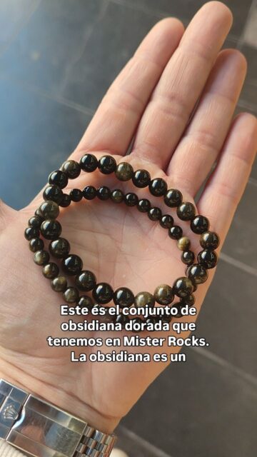 ¿Alguna vez has visto de cerca una Obsidiana Dorada? 🌌 No es magia, es la fuerza de la tierra capturada en cristal.
🌋 ¿Por qué brilla así?
A diferencia de la obsidiana negra común, la variedad dorada se forma cuando el flujo de lava se enfría y quedan atrapadas microburbujas de gas en su interior. Estas burbujas se alinean en capas y, al recibir la luz, crean ese efecto dorado hipnotizante llamado schiller. ¡Es literalmente el suspiro de un volcán convertido en joya!
✨ Energía y Propiedades:
En el mundo de los cristales, la obsidiana dorada es la piedra del empoderamiento.
Escudo Protector: Limpia la negatividad y bloquea ataques energéticos.
Llevar una pulsera de obsidiana dorada no es solo cuestión de estilo, es llevar contigo un recordatorio de tu propia luz oculta. 🌙
#ObsidianaDorada #CristalesNaturales #JoyeriaConProposito #PiedrasVolcanicas #ProteccionEnergetica