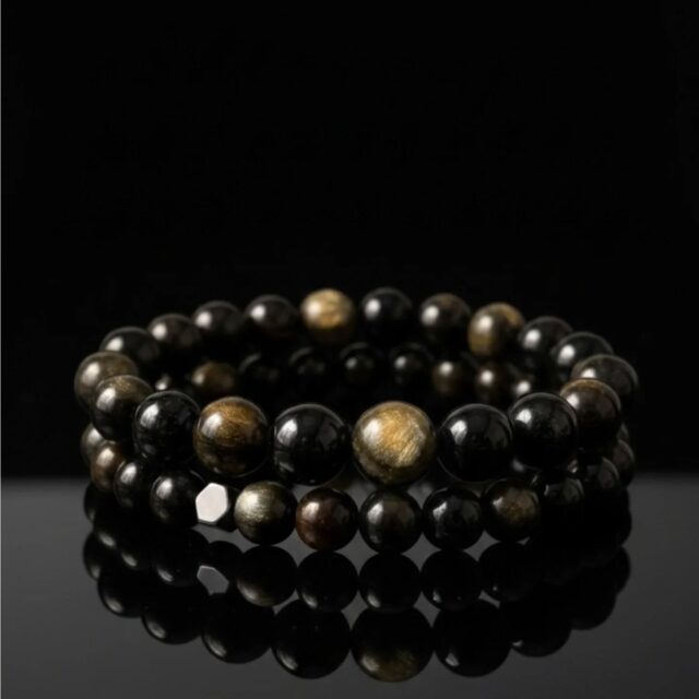 Alguna vez has visto de cerca una Obsidiana Dorada? 🌌 No es magia, es la fuerza de la tierra capturada en cristal.
🌋 ¿Por qué brilla así?
A diferencia de la obsidiana negra común, la variedad dorada se forma cuando el flujo de lava se enfría y quedan atrapadas microburbujas de gas en su interior. Estas burbujas se alinean en capas y, al recibir la luz, crean ese efecto dorado hipnotizante llamado schiller. ¡Es literalmente el suspiro de un volcán convertido en joya!
✨ Energía y Propiedades:
En el mundo de los cristales, la obsidiana dorada es la piedra del empoderamiento.
Escudo Protector: Limpia la negatividad y bloquea ataques energéticos.
Llevar una pulsera de obsidiana dorada no es solo cuestión de estilo, es llevar contigo un recordatorio de tu propia luz oculta. 🌙
#ObsidianaDorada #CristalesNaturales #JoyeriaConProposito #PiedrasVolcanicas #ProteccionEnergetica