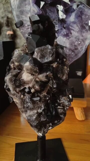 ¿Sabías que esta piedra es básicamente un guardaespaldas energético?

"No nació así por casualidad. Es un cuarzo cristalino que se volvió 'misterioso' gracias a la irradiación natural de la tierra. El aluminio en su estructura reacciona al calor y la radioactividad de las rocas circundantes, creando esos tonos que van desde el té claro hasta el negro azabache."

"En el mundo de los cristales, es el rey del enraizamiento.
Limpia: Absorbe el smog electromagnético y la negatividad.
Sostiene: Te ayuda a mantener los pies en la tierra cuando el estrés te quiere hacer volar.
Suelta: Es ideal para dejar ir lo que ya no te sirve."
Cierre:
"Si buscas claridad y protección, el humo es el camino. ✨"
#CuarzoAhumado #Cristaloterapia #ProteccionEnergetica #PiedrasNaturales #Enraizamiento