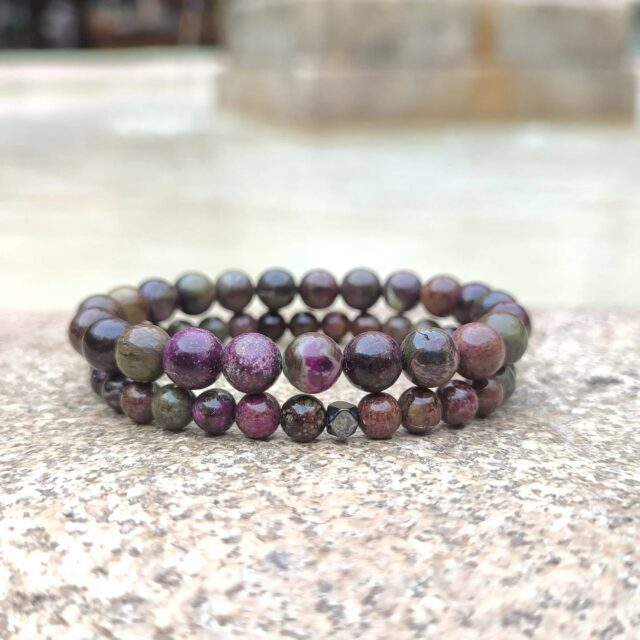 Atlantisita: El Puente entre Mundos 🌊⛰️
​¿Alguna vez has sostenido un pedazo de historia geológica que parece sacado de una leyenda?
​
​Este tesoro no se encuentra en cualquier lugar. La Atlantisita es originaria exclusivamente de la Colina de Stichtite en Tasmania, Australia. Es un hallazgo relativamente reciente y su escasez la hace sumamente especial para coleccionistas y terapeutas.
​
​La magia visual de esta piedra nace de una combinación natural perfecta:
​Serpentina Verde: La base vibrante que nos conecta con la Tierra.
​Stichtite Púrpura: Esas inclusiones rosadas o violetas que le dan su toque distintivo.
​
​Su nombre no es casualidad; se dice que ayuda a acceder a la sabiduría de antiguas civilizaciones (como la Atlántida). Energéticamente, es la piedra de la paz interior y la compasión.
​Ayuda a resolver conflictos y a sanar heridas emocionales del pasado.
​Es ideal para meditar y establecer límites saludables en nuestras relaciones.
​¿Sabías que...?
​Llevar una Atlantisita contigo es como tener un ancla que te mantiene firme en la tierra mientras permites que tu intuición vuele alto. 🧘‍♀️✨
​#Atlantisita #Minerales #CristalesCurativos #Tasmania #Geología EnergíaPositiva