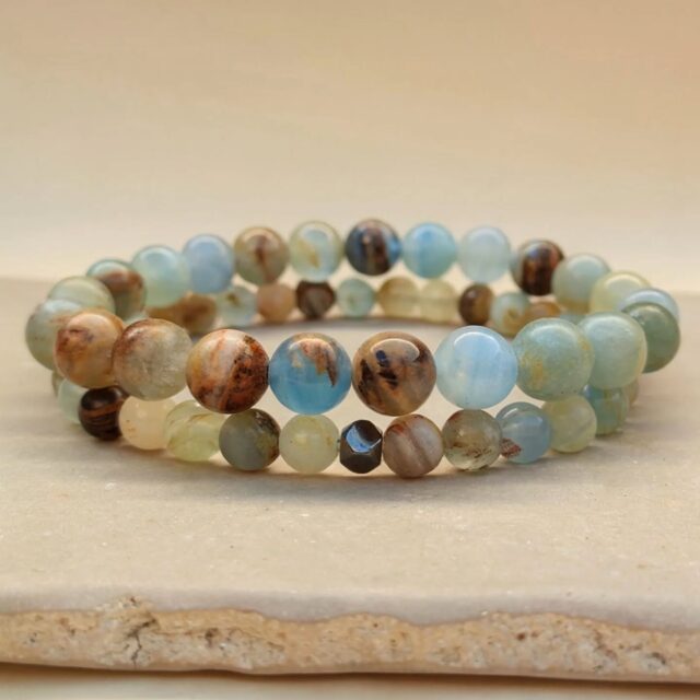 🌊 Calma en tu muñeca

La Calcita Azul es la piedra de la relajación por excelencia. Se la conoce como el "sedante suave" del mundo mineral. Llevarlas contigo te ayuda a aquietar la mente y disipar la ansiedad.
Actúa como una esponja que absorbe las energías densas, devolviéndote una sensación de frescura.

🌍  No es solo belleza, es geología pura. La calcita es un mineral de carbonato de calcio. La variedad azul obtiene su tono celestial gracias a la inclusión de pequeñas impurezas metálicas y a la forma en que la luz se refracta en su estructura cristalina durante millones de años en entornos sedimentarios. Es un pedacito de la paciencia de la Tierra.

👌 Tip: Si tienes un examen o una reunión importante, lleva tu pulsera de calcita azul para recibir su energía receptiva y mantener los nervios a raya.
#CalcitaAzul #CristalesQueCuran #EnergiaPositiva #Holistica