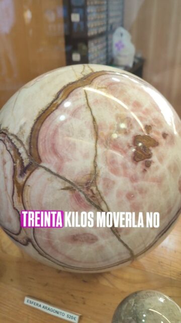 EL GIGANTE DE ARAGONITO
¿Habías visto alguna vez un Aragonito de 30 KG?, pues te presentamos a la reina de la colección: una esfera de aragonito natural de 30 kilos."

El aragonito es la piedra de la estructura y la estabilidad. Pero a este nivel, su energía es masiva. No solo decora, transforma la vibración de todo el espacio."

✨ Estabilidad profunda.
🌿 Conexión con la Tierra.
🧘‍♂️ Centro de meditación.

Lo que ves aquí son miles de años de sedimentación capturados en una esfera perfecta. Es como tener un pedazo del núcleo de la Tierra en tu salón. Pesada, potente y absolutamente única."

Una pieza para quienes no se conforman con lo ordinario. ¿Dónde pondrías una joya así? Cuéntamelo en los comentarios."
"Disponible para coleccionistas: DM para info 📩"