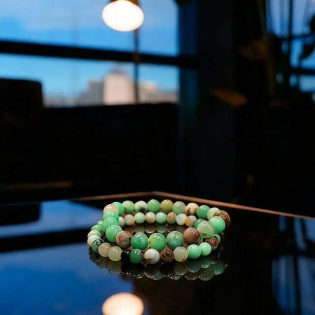 LA PIEDRA DE LA ESPERANZA ELECTRIZANTE: CRISOPRASA 🍏⚡️
​A diferencia de otras piedras que obtienen su color del cromo, la crisoprasa es una variedad de calcedonia que debe su color verde manzana al Níquel. 
Se forma en las grietas de rocas ultra-maficas tras millones de años de procesos de meteorización. Es, literalmente, resiliencia geológica convertida en arte.
​✨ Energía que Transforma
​No es solo una cara bonita. En el mundo holístico, la crisoprasa es conocida como la piedra del optimismo y la compasión.
​Adiós al Drama: Ayuda a calmar los impulsos y a procesar emociones intensas.
​Abre el Corazón: Se dice que es el puente perfecto para sanar viejas heridas y permitir que entre el amor nuevo (y el amor propio).
​Pura Abundancia: Atrae la prosperidad, pero no solo la económica, sino la mental. Te ayuda a ver oportunidades donde otros ven muros.
​Si sientes que tu energía está "estancada", esta piedra es el refresh que tu espíritu está pidiendo a gritos. 🌿✨
​¿Ya tienes una en tu colección o es tu nueva obsesión?  Cuéntanoslo en los comentarios 👇
​#Crisoprasa #PiedrasNaturales #CristalesQueSanan #EnergiaPositiva