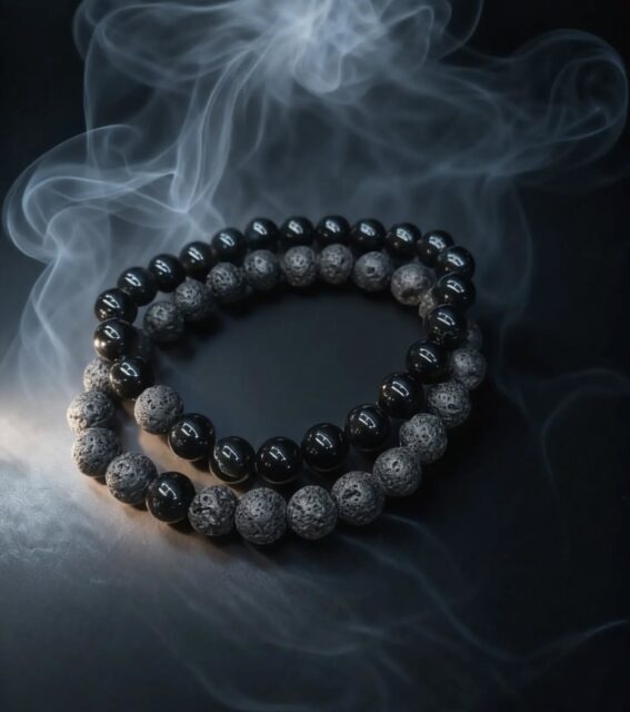 Nacido del fuego, del humo y la ceniza 🔥 
Mientras la piedra volcánica emerge de la furia de las erupciones y el enfriamiento súbito de la lava, el Ónix se forma en el silencio de las cavidades volcánicas.

Esta piedra es una variedad de calcedonia, compuesta principalmente por sílice (dióxido de silicio), que se deposita capa tras capa a través de gases y fluidos calientes. Es esa formación lenta y rítmica la que le otorga su estructura densa y su brillo vítreo característico.
Juntas, representan el equilibrio perfecto:

Piedra Volcánica: La fuerza bruta del magma y la capacidad de renacer tras el fuego.

Ónix: La estabilidad de los minerales de la tierra y un escudo protector que absorbe las energías densas.

Lleva contigo la historia de la Tierra en tu muñeca. Un amuleto de resistencia y enfoque para tu día a día.
#pulserasdeonix #piedravolcanica #geologia #onixnegro #energíavolcanica