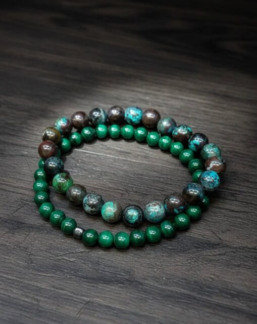 🌿 El Dúo del Cobre: Azurita & Malaquita 🌌
¿Sabías que estas dos piedras son, en esencia, familia? Ambas nacen de la oxidación del cobre.
🧪 La Ciencia detrás del Color
Azurita: Es ese azul eléctrico que parece sacado de un sueño. 
Malaquita: es famosa por sus bandas concéntricas y ese verde bosque profundo que hipnotiza.
✨ Energía y Transformación
En el mundo de las gemas, esta combinación es el equilibrio perfecto:
La Azurita limpia la mente, potencia la intuición y nos ayuda a conectar con nuestra visión interior. 👁️
La Malaquita es la piedra de la transformación. Es protectora, absorbe las energías negativas y nos da el empuje necesario para el cambio. 🌀
Juntas, forman un puente entre lo que pensamos y lo que nos atrevemos a hacer. Una armadura de belleza natural para el día a día.
¿Cuál de los dos colores es tu favorito? ¡Te leo en comentarios! 👇
#Azurita #Malaquita #GemasNaturales #Mineralogía #EnergíaGemas