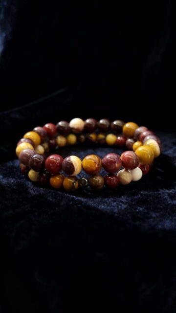 La Mokaita es una variedad de jaspe o una radiolarita (roca sedimentaria silícea). Su nombre proviene de su lugar de origen: Mooka Creek, en los montes Kennedy de Australia Occidental. En la lengua aborigen local, "Mooka" significa "aguas corrientes", haciendo referencia a los manantiales que alimentan la zona donde se encuentra.

​💎 Perfil Mineralógico

​la mokaita está formada principalmente por restos fósiles de radiolarios (organismos microscópicos marinos con esqueletos de sílice) que se depositaron en el lecho marino.

Su paleta de colores  incluye amarillos mostaza, rojos profundos, burdeos, cremas y blancos. Estos tonos son el resultado de la oxidación de minerales de hierro presentes durante su formación.

​⏳ Origen y Periodo Geológico

​La mokaita es un registro histórico de la Tierra. Se formó durante el Periodo Cretácico (hace aproximadamente entre 145 y 66 millones de años).

​En aquel entonces, la zona de Australia Occidental estaba cubierta por un mar somero. Los sedimentos de radiolarios se acumularon y, con el paso de los milenios y la retirada de las aguas, la filtración de aguas ricas en sílice y hierro transformó estos sedimentos en la piedra dura y opaca que conocemos hoy.

​✨ Energías y Simbolismo

​En el ámbito de la gemoterapia y las energías, la mokaita es conocida como la "Piedra de la Juventud" y la conexión con la Tierra.

​Estabilidad y Cambio: Se dice que ayuda a encontrar el equilibrio entre la rutina y la aventura, permitiendo que la persona se adapte a los cambios sin perder su centro.

​Vitalidad Física: Muchos la utilizan para fortalecer el sistema inmunológico y aumentar la energía física, purificando la sangre.

​Intuición: Al ser una piedra de "toma de tierra", ayuda a limpiar la mente de distracciones para tomar decisiones basadas en la intuición práctica.

​#Mokaita #Jaspe #Mineralogía #Geología #Cretácico CristalesSanadores EnergíaTerrenal