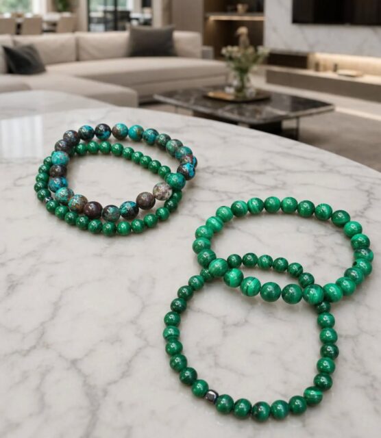 AZURITA & MALAQUITA: La Dualidad Perfecta 💎
En el mundo mineral, pocas parejas son tan icónicas como la Azurita y la Malaquita. No es casualidad que aparezcan juntas; es la respuesta de la naturaleza a un equilibrio químico fascinante.
🧪 Formación: El paso del tiempo
Ambas comparten el mismo origen: son carbonatos de cobre. Sin embargo, su color depende del nivel de hidratación durante su formación.
La Azurita nace en condiciones de baja hidratación.
La Malaquita aparece cuando el agua interactúa con la azurita, transformándola gradualmente.
Es común encontrar piezas de "Azurmalaquita", donde ambos colores conviven, mostrando el proceso de transformación del azul al verde en una sola roca.
🔮 Equilibrio Energético
Esta unión es muy valorada en la cristaloterapia por su capacidad de alinear dos centros vitales:
Claridad Mental (Azurita): Asociada al Tercer Ojo, ayuda a organizar los pensamientos, potenciar la intuición y eliminar bloqueos intelectuales.
Crecimiento Personal (Malaquita): Vinculada al Chakra Corazón, es la piedra de la renovación. Ayuda a gestionar emociones y protege de energías externas.
El resultado: Una combinación que te ayuda a pensar con objetividad para actuar con serenidad.
✨ Guía de Cuidado
Al ser minerales de base de cobre, requieren un trato delicado:
Evita el agua: El contacto prolongado puede opacar su superficie.
Limpieza suave: Un paño de microfibra seco es suficiente para mantener su brillo natural.
#Minerales #Azurita #Malaquita #Geología #Coleccionismo CristalesNaturales Energía Equilibrio PiedrasNaturales Bienestar CuriosidadesGeologicas