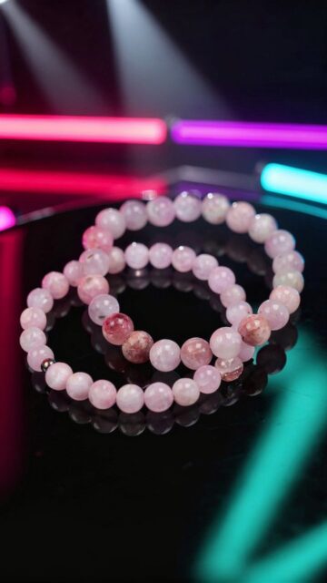 ​¿Sabías que la Kunzita es uno de los cristales más especiales del mundo mineral? 🌸✨ Te contamos por qué estas pulseras no son solo un accesorio hermoso, sino una verdadera fuente de bienestar.

​🧬 Formación y Origen (La Ciencia Detrás)

​La kunzita es la variedad de color rosa a violeta del mineral Espodumena. Su delicado tono pastel se debe a la presencia de manganeso en su composición química. Una de sus características más fascinantes es el pleocroísmo: tiene la capacidad única de mostrar diferentes intensidades de color según el ángulo desde el que la mires y cómo reciba la luz. 🔍💎

​🔮 Energías y Propiedades

​Conocida en el mundo holístico como la piedra del amor incondicional y la paz profunda:

​Conexión Emocional: Abre y conecta el chakra del corazón con el de la mente, ayudando a sanar viejas heridas emocionales y liberando bloqueos.

​Calma Mental: Su vibración elevada disipa el estrés, la ansiedad y aporta una profunda sensación de paz interior.

​Protección: Actúa como un escudo para el aura, manteniendo alejadas las energías densas o las influencias externas negativas.

​🛍️ Lleva su energía contigo. Nuestras pulseras de kunzita natural combinan la pureza de sus cuentas translúcidas con sutiles detalles dorados, perfectas para tu día a día o para un look sofisticado.

​👇 ¿Quieres la tuya?  Te leemos en comentarios!

​#Kunzita #Kunzite #PulserasDeCristales #JoyeriaArtesanal #PiedrasNaturales MineralesCurativos ChakraCorazon ModaMistica EnergiaPositiva