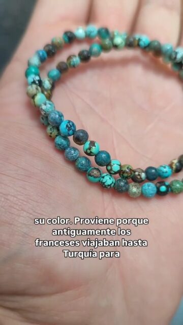 ​¿Sabías que el nombre de la turquesa es un "error" histórico? 🌍👇

​Aunque hoy en día la Turquesa de Hubei (China) es una de las variedades más codiciadas del mundo por sus increíbles tonos y vetas, la historia de su nombre es fascinante.

​La palabra "turquesa" viene del francés antiguo pierre tourques, que significa "piedra turca". Lo curioso es que en Turquía no había minas; se le llamó así porque fueron los comerciantes turcos quienes la introdujeron en Europa a través de la Ruta de la Seda.

​✨ Su formación:

Es el resultado de un proceso de millones de años. El agua de lluvia se filtra en la tierra, disolviendo cobre (que da el tono azul), aluminio (que da el verde) y fósforo, creando estos espectaculares paisajes minerales en la roca.

​🔮 Propiedades para quien la lleva:

Desde la antigüedad, la turquesa ha sido considerada una piedra de protección y sanación. Si conectas con el mundo de los cristales, la turquesa de Hubei te aporta:

​Comunicación y calma: Al estar vinculada al chakra de la garganta, ayuda a expresar tu verdad con claridad, disipando los nervios y el estrés.

​Protección energética: Actúa como un amuleto que absorbe las malas vibras y equilibra las emociones.

​Intuición: Su matriz y variedad de tonos estimulan la creatividad y la paz mental.

​Hoy en día, tener una pieza de Hubei es llevar contigo un pedacito de historia, geología y equilibrio. 💎

​¿Tienes alguna turquesa en tu colección o la usas como amuleto? ¡Te leo en los comentarios! 👇