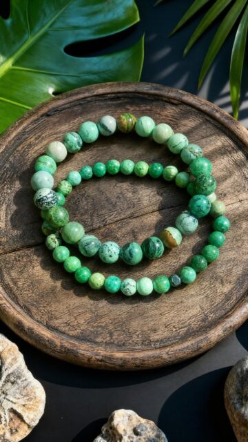 ​¿Habías escuchado hablar de la Variscita? 💚✨

​Esta maravilla de color verde no solo es un espectáculo visual, sino un auténtico bálsamo para el alma. 
Se trata de un fosfato de aluminio hidratado y sus yacimientos más icónicos y espectaculares se encuentran en Utah, EE. UU. 🇺🇸

​Si estás buscando equilibrio emocional, toma nota de estos tips energéticos:

✨ Calma la mente: Es ideal para combatir la ansiedad y el estrés diario. Sostenla en tu mano izquierda cuando te sientas abrumado.

✨ Sana el corazón: Trabaja directamente sobre el chakra cardíaco. Colócala sobre tu pecho al meditar para soltar viejos dolores.

✨ Conexión auténtica: Atrae la abundancia en tus relaciones, fomentando la honestidad y el amor puro.

​💬 Ahora te toca a ti: ¿Habías visto alguna vez esta piedra o te acaba de enamorar como a mí? ¡Te leemos en los comentarios! 👇

​#Bariscita #Variscite #CristalesCurativos #MineralesDeUtah #EnergiaPositiva PiedrasNaturales ChakraCorazon