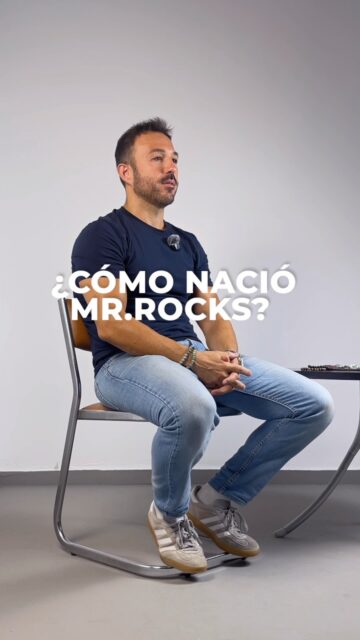 Así nació MR.ROCKS: con piedras naturales, mucha curiosidad y una idea que poco a poco fue tomando forma.

Empezamos con unos pocos minerales y fue la gente la que nos confirmó que había algo ahí: piezas diferentes, piedras que llamaban la atención y complementos que se podían llevar de una forma más especial.

Hoy seguimos trabajando con la misma intención: seleccionar minerales únicos y crear collares, pulseras y joyería artesanal con una calidad muy cuidada, lejos de ser una tienda más.