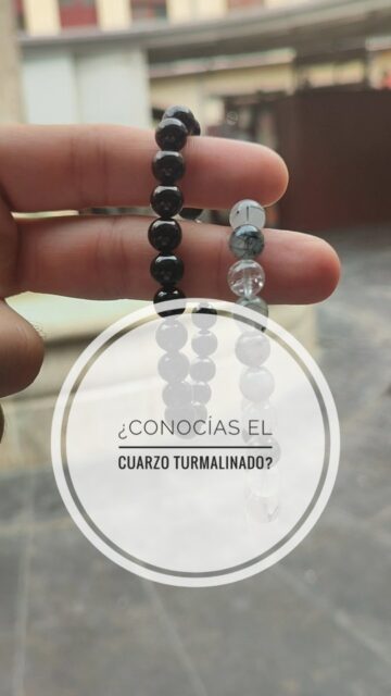 Cuarzo Turmalinado & Turmalina Negra: El dúo definitivo de protección y claridad ✨

​¿Alguna vez te has parado a pensar en la magia que esconde la Tierra? 🌍 

​🔬 Un poquito de ciencia: ¿Cómo se forman?

La Turmalina Negra se forma en las profundidades de la corteza terrestre, donde el magma se enfría muy lentamente, permitiendo que los cristales crezcan grandes y fuertes.

​Por su parte, el Cuarzo Turmalinado es un maravilloso "accidente" de la naturaleza: ocurre cuando el cuarzo transparente, en estado líquido y a altísimas temperaturas, atrapa en su interior agujas de turmalina negra mientras ambos se van solidificando juntos. ¡Es literalmente un fósil de energía pura!

​🔮 TIPS ENERGÉTICOS

​🖤 Turmalina Negra: Tu escudo protector

​la turmalina absorbe la energía densa o negativa de tu entorno limpiando el ambiente.

Es ideal para conectar con la tierra, aportando estabilidad cuando sientes que la cabeza te va a mil por hora.

​💎 Cuarzo Turmalinado: El equilibrio de la dualidad

​Luz y Sombra: Al combinar el cuarzo (amplificador de luz y claridad) con la turmalina (protección), esta piedra te ayuda a integrar tus propios contrastes y a encontrar equilibrio.

​Desbloqueo exprés: Es perfecta para romper barreras mentales y patrones de pensamiento destructivos. Transmuta la negatividad en energía positiva.

​💡 Tip extra: Coloca una turmalina negra cerca de la puerta de casa para proteger tu hogar, y lleva contigo un cuarzo turmalinado cuando necesites tomar decisiones importantes con la mente fría y protegida.

​¿Las conocias? 👇 ¡Te leemos en comentarios!

​#CuarzoTurmalinado #TurmalinaNegra #Minerales #CristalesCurativos #EnergiaPositiva TipsEnergeticos